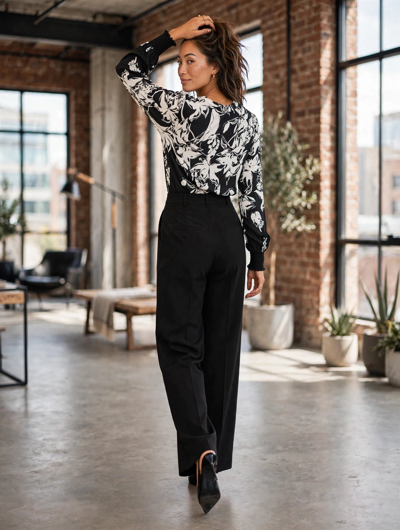 Woman Floral Black & White Botanical Print Blouse - Size Small