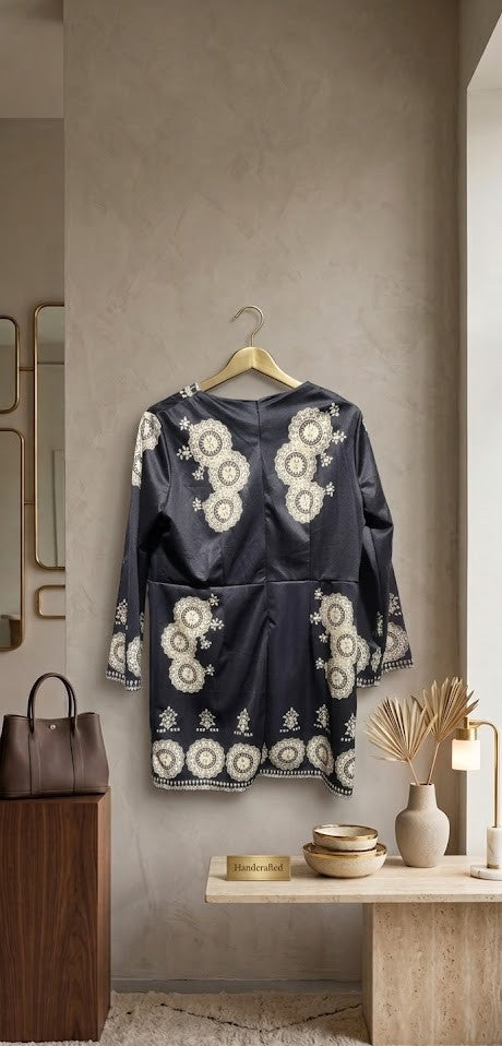 Elegant Boho-Chic V-Neck Tunic Blouse – Midnight & Cream