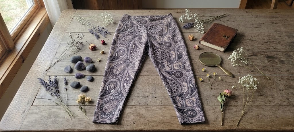 Elegant Mosaic Paisley Cropped Yoga Leggings - Ladies Size 2XL - Excellent Condition