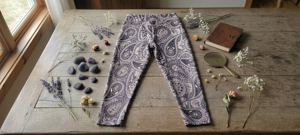 Elegant Mosaic Paisley Cropped Yoga Leggings - Ladies Size 2XL - Excellent Condition