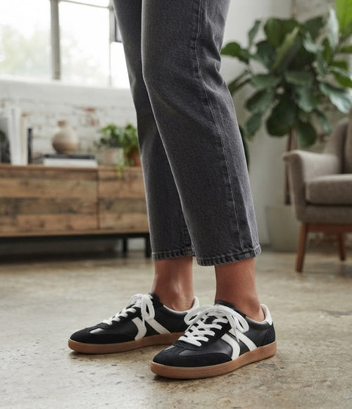 Jet Unisex Casual Sneaker – Black & White, Size 8